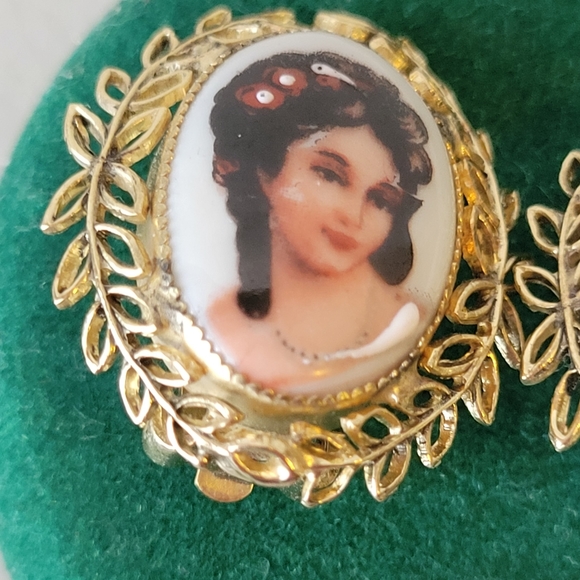 Vintage Whiting & Davis Clip-On Earrings ~ Hand-painted Cameo Limoges, France - Picture 3 of 15